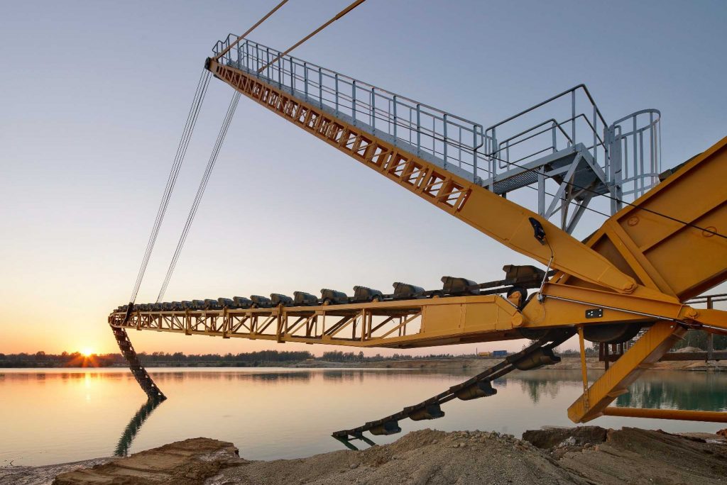 der Eimerkettenbagger von Rohrbagger im Abendlicht
